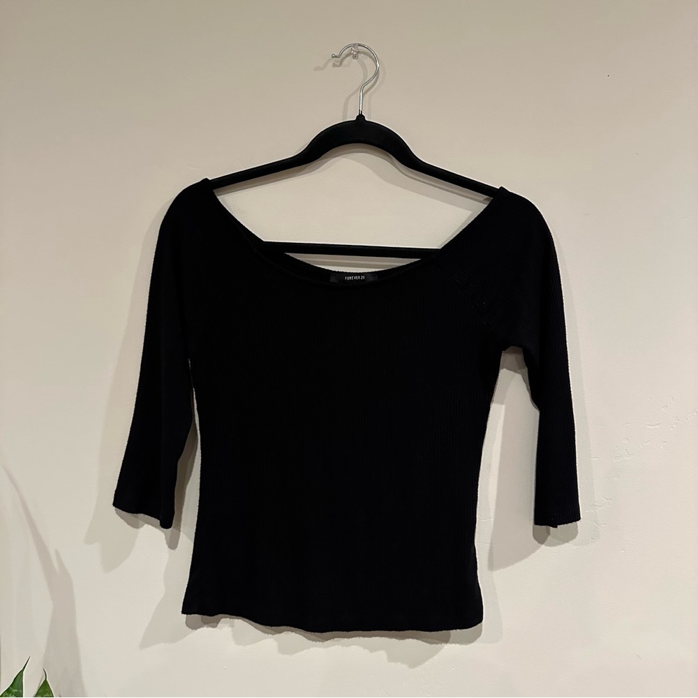 Wide-neck black shirt